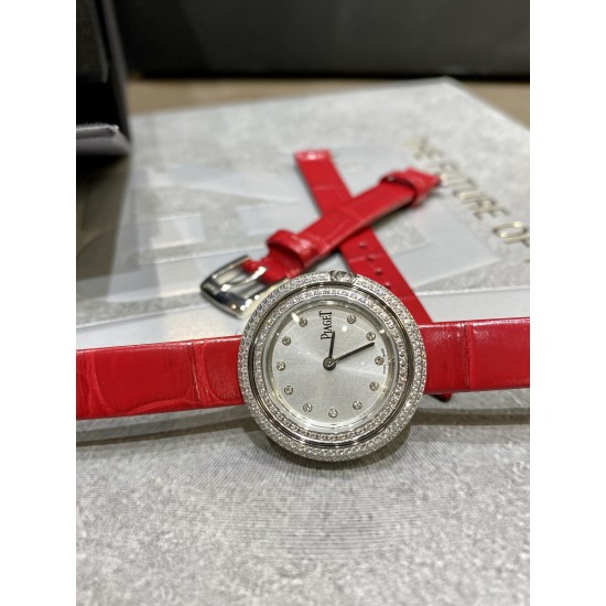 全网女生听我的!买它…❤️。 伯爵“时来运转”顶级奢侈品入门款精致的 29mm尺寸大小!第一眼看到它的时候我一眼就中,首先是外观设计足够百搭,➕上外层一圈可来回转动 很有寓意、一起“转动,遇见非凡”。上手很秀气,彩色鳄鱼皮可轻松拆卸 看上去就高端,机芯采用瑞士进口石英机芯,螺旋式表圈316L精钢打磨抛光 表面光亮如镜、表盘内圈钻石刻度 11颗⭕️圆形美钻(约0.07克拉)外圈一颗圆形美钻(约0.05克拉) 全网女生听我的!买它…❤️。 伯爵“时来运转”顶级奢侈品入门款精致的 29mm尺寸大小!第一眼看到它的时候我一眼就中,首先是外观设计足够百搭,➕上外层一圈可来回转动 很有寓意、一起“转动,遇见非凡”。上手很秀气,彩色鳄鱼皮可轻松拆卸 看上去就高端,机芯采用瑞士进口石英机芯,螺旋式表圈316L精钢打磨抛光 表面光亮如镜、表盘内圈钻石刻度 11颗⭕️圆形美钻(约0.07克拉)外圈一颗圆形美钻(约0.05克拉)