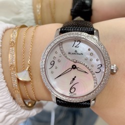 实拍 AW厂 Blancpain-宝珀女装系列复杂功能腕表共镶有152颗美钻。其中的108颗钻石镶嵌于36.8毫米的红金表壳之上。钻石紧密交织为两圈，错落有致，与品牌的标志性双层表圈设计相互呼应。表冠上亦镶有精致美钻，尽现腕表的华美雅致。