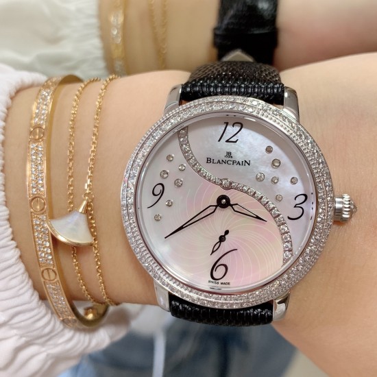 实拍 AW厂 Blancpain-宝珀女装系列复杂功能腕表共镶有152颗美钻。其中的108颗钻石镶嵌于36.8毫米的红金表壳之上。钻石紧密交织为两圈,错落有致,与品牌的标志性双层表圈设计相互呼应。表冠上亦镶有精致美钻,尽现腕表的华美雅致。 实拍 AW厂 Blancpain-宝珀女装系列复杂功能腕表共镶有152颗美钻。其中的108颗钻石镶嵌于36.8毫米的红金表壳之上。钻石紧密交织为两圈,错落有致,与品牌的标志性双层表圈设计相互呼应。表冠上亦镶有精致美钻,尽现腕表的华美雅致。