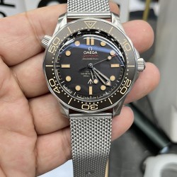 OMEGA 欧米茄 邦德007-无暇赴死，全新腕表底盖采用NAIAD LOCK锁扣设计，确保镌刻字样始终处于竖直位置。詹姆斯邦德《无暇赴死》(NoTimeToDie)，将佩戴这款腕表在电影中闪耀登场。买它！就可于腕间感受邦德的迷人风范。