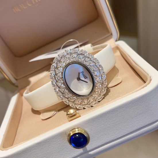 伯爵-PIAGET 全新高级珠宝系列,18K白金.玫瑰金,镶饰两圈马眼型切割美钻一圈22颗(约3.84克拉)-共44颗高级珠宝制作的一大挑战;钻石散发的耀眼光芒,皮带采用轻柔的缎面材质,与钻石造型形成优雅对比。原装尺寸31 X37 mm 伯爵-PIAGET 全新高级珠宝系列,18K白金.玫瑰金,镶饰两圈马眼型切割美钻一圈22颗(约3.84克拉)-共44颗高级珠宝制作的一大挑战;钻石散发的耀眼光芒,皮带采用轻柔的缎面材质,与钻石造型形成优雅对比。原装尺寸31 X37 mm