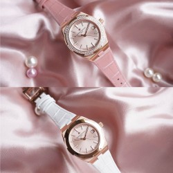 ★实拍 女神推荐款【Vacheron Constantin江诗丹顿】纵横四海系列OVERSEAS女款小号型【表壳】表径3610.8mm   质感细腻大方 84颗圆形切割施华洛水钻璀璨夺目  蓝宝石镜面永不刮花【表盘】大三针的设计 简约大方 旭日纹缎面拉丝的工艺处理 深邃优雅 18k金时标均带白色夜光涂层【机芯】CITIZEN8系列改Cal.5300机芯（机芯稳定零返修 ）后原装18k纳米镀金质摆陀【表带扣】半马其他十字三片折叠式表扣 进口牛皮表带越欣赏 越懂欣赏