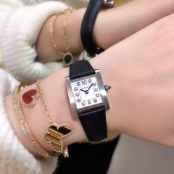 实拍卡地亚-CARTIER2020最新卡地亚法国坦克Cartier Tank Franaise系列，一款百搭性价比又高的手表 搭配全新专柜欧版风格定制的原厂表带，进口瑞士石英机芯。八角形表冠，镶嵌一颗凸圆形合成尖晶石，剑形蓝钢指针，蓝宝石水晶镜面，采用与原装一致的实心内罩，尺寸：25 x 20mm。佩戴舒适柔软服帖，上手显得高贵又典雅，很气质很女人独家货源。