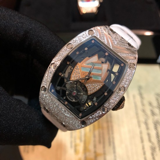 【独家实拍 理查德•米勒 】 《Richard Mille》新成员:(RM71-01 Talisman )女士腕表 专为女性设计,金质表盘上装饰有独特的「护身符」 表盘有10种不同的设计版本,腕表的每一颗钻石与珍珠贝面均由人工手动镶嵌 蓝宝石镜面与镂空式设计让您一览无余!原装西铁城全自动机械机芯,精致走时低至零返修!表带材质可采用橡胶带与牛皮带,搭配原装带钻折叠扣!「RM 71-01 Talisman」是对当代女性的致敬——是当代女性不可多得的完美选择!独家实拍,欢迎转发! 【独家实拍 理查德•米勒 】 《Richard Mille》新成员:(RM71-01 Talisman )女士腕表 专为女性设计,金质表盘上装饰有独特的「护身符」 表盘有10种不同的设计版本,腕表的每一颗钻石与珍珠贝面均由人工手动镶嵌 蓝宝石镜面与镂空式设计让您一览无余!原装西铁城全自动机械机芯,精致走时低至零返修!表带材质可采用橡胶带与牛皮带,搭配原装带钻折叠扣!「RM 71-01 Talisman」是对当代女性的致敬——是当代女性不可多得的完美选择!独家实拍,欢迎转发!