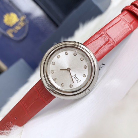 实拍 伯爵-PIAGET 女士腕表 瑞士石英机芯 316L精钢表壳 真牛皮表带 尺寸34*8mm 蓝宝石玻璃镜面 简约的设计,大胆而多彩的配色,以及旋转表圈是伯爵品牌 Possession腕表的特质所在。通过品牌制表师们天马星空的创意,将各个亮色的表带与贵金属、钻石、精钢材质相融,通过圆形盘面的演绎,令全新的 Possession腕表越发闪耀夺目,给人眼前一亮之感。 实拍 伯爵-PIAGET 女士腕表 瑞士石英机芯 316L精钢表壳 真牛皮表带 尺寸34*8mm 蓝宝石玻璃镜面 简约的设计,大胆而多彩的配色,以及旋转表圈是伯爵品牌 Possession腕表的特质所在。通过品牌制表师们天马星空的创意,将各个亮色的表带与贵金属、钻石、精钢材质相融,通过圆形盘面的演绎,令全新的 Possession腕表越发闪耀夺目,给人眼前一亮之感。
