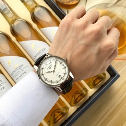 浪琴 Longines 精品男士腕表，经典大三针设计，尊贵大气，绅士风范，卓越品质，热卖全城。采用全自动机械机芯，顶级316精钢表壳，进口小牛皮表带，矿物质超强镜面，尺寸40*13