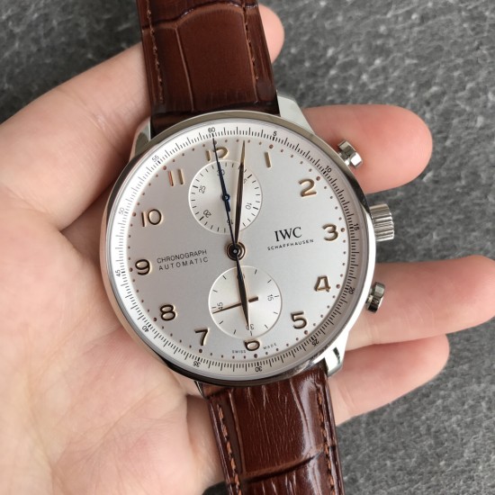 ZF扛鼎新作——IWC万国表葡萄牙系列IW371605腕表(2019年大改款葡计) 【精彩细节】1.精致背透,机芯可一览无余2.新版表扣设计更加舒适精妙3.定制版CAL.69355机芯,无理由实现原装所有功能【表壳】腕表尺寸41mmX13mm1.ZF早已烂熟于胸的万国打磨技艺,实力演绎IWC的原汁原味2.前后两片蓝宝石水晶玻璃,通透无比3.比例和版型经过多次校正,做到与正品一致贴合手腕清新俊逸 品貌非凡ZF出品 必属精品 ZF扛鼎新作——IWC万国表葡萄牙系列IW371605腕表(2019年大改款葡计) 【精彩细节】1.精致背透,机芯可一览无余2.新版表扣设计更加舒适精妙3.定制版CAL.69355机芯,无理由实现原装所有功能【表壳】腕表尺寸41mmX13mm1.ZF早已烂熟于胸的万国打磨技艺,实力演绎IWC的原汁原味2.前后两片蓝宝石水晶玻璃,通透无比3.比例和版型经过多次校正,做到与正品一致贴合手腕清新俊逸 品貌非凡ZF出品 必属精品