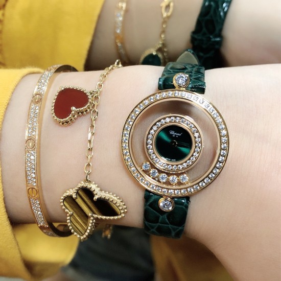 【独家美拍萧邦经邦萧邦HAPPY DIAMONDS系列快乐钻腕表】新增最新绿表盘 蓝宝石玻璃镜面 我们就是自己的神话 原厂瑞士石英机芯 镜面内7颗快乐钻自由转动 活动钻石围绕表盘回旋起舞 制作精巧的表壳玩味透明概念 chopard家标志性的Happy钻石在两片蓝宝石水晶玻璃 形成的空间内自由滑动 充分展现自由和欢快的感觉 表壳顶端与底端各缀有一圈钻石 树叶形指针 较小的同心圆为珍珠母贝质地 呈圆满的球型 两个同心圆环上皆全手工镶有钻石 七颗灵动钻石如悬空漂浮一般 细节见真知 【独家美拍萧邦经邦萧邦HAPPY DIAMONDS系列快乐钻腕表】新增最新绿表盘 蓝宝石玻璃镜面 我们就是自己的神话 原厂瑞士石英机芯 镜面内7颗快乐钻自由转动 活动钻石围绕表盘回旋起舞 制作精巧的表壳玩味透明概念 chopard家标志性的Happy钻石在两片蓝宝石水晶玻璃 形成的空间内自由滑动 充分展现自由和欢快的感觉 表壳顶端与底端各缀有一圈钻石 树叶形指针 较小的同心圆为珍珠母贝质地 呈圆满的球型 两个同心圆环上皆全手工镶有钻石 七颗灵动钻石如悬空漂浮一般 细节见真知