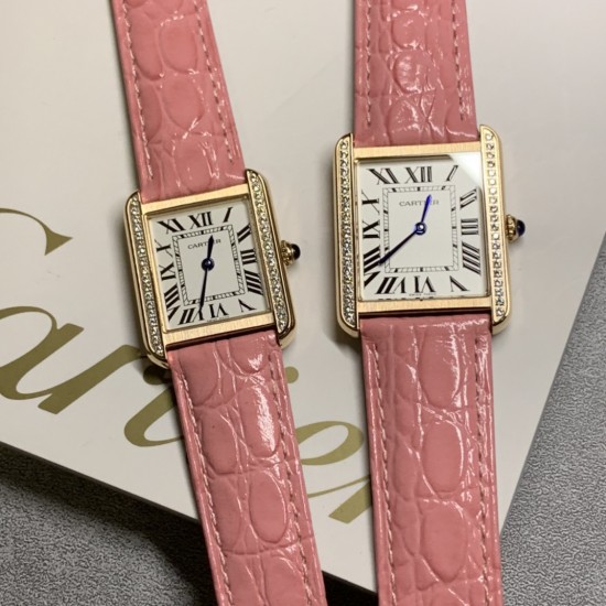 实拍【精品升级版】卡地亚超薄坦克Cartier Tank Solo系列,一款百搭 性价比又高的手表 采用瑞士石英机芯,圆珠形表冠,镶嵌一颗凸圆形合成尖晶石,镀银珠光表盘,罗马数字时标,剑形蓝钢指针,蓝宝石水晶镜面,可搭配进口鳄鱼纹牛皮表带,另有多种颜色荔枝纹原版皮为你打造个性化腕间配饰,直径:小号2431mm,中号2734mm。佩戴舒适柔软服帖,上手显得高贵又典雅,很气质很女人独家货源。「认准细节,欢迎质量对比」 实拍【精品升级版】卡地亚超薄坦克Cartier Tank Solo系列,一款百搭 性价比又高的手表 采用瑞士石英机芯,圆珠形表冠,镶嵌一颗凸圆形合成尖晶石,镀银珠光表盘,罗马数字时标,剑形蓝钢指针,蓝宝石水晶镜面,可搭配进口鳄鱼纹牛皮表带,另有多种颜色荔枝纹原版皮为你打造个性化腕间配饰,直径:小号2431mm,中号2734mm。佩戴舒适柔软服帖,上手显得高贵又典雅,很气质很女人独家货源。「认准细节,欢迎质量对比」