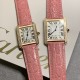 实拍【精品升级版】卡地亚超薄坦克Cartier Tank Solo系列,一款百搭 性价比又高的手表 采用瑞士石英机芯,圆珠形表冠,镶嵌一颗凸圆形合成尖晶石,镀银珠光表盘,罗马数字时标,剑形蓝钢指针,蓝宝石水晶镜面,可搭配进口鳄鱼纹牛皮表带,另有多种颜色荔枝纹原版皮为你打造个性化腕间配饰,直径:小号2431mm,中号2734mm。佩戴舒适柔软服帖,上手显得高贵又典雅,很气质很女人独家货源。「认准细节,欢迎质量对比」 实拍【精品升级版】卡地亚超薄坦克Cartier Tank Solo系列,一款百搭 性价比又高的手表 采用瑞士石英机芯,圆珠形表冠,镶嵌一颗凸圆形合成尖晶石,镀银珠光表盘,罗马数字时标,剑形蓝钢指针,蓝宝石水晶镜面,可搭配进口鳄鱼纹牛皮表带,另有多种颜色荔枝纹原版皮为你打造个性化腕间配饰,直径:小号2431mm,中号2734mm。佩戴舒适柔软服帖,上手显得高贵又典雅,很气质很女人独家货源。「认准细节,欢迎质量对比」