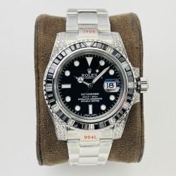【VRS Factory2022墙裂推荐 市场最高版本】奢华大作，劳力士Rolex SUB潜航者后镶钻定制版！是奢华闪耀与永不退色的融合，更是经典潮流的不二之选！1⃣️【表壳】直径40MM。每一颗钻石/彩宝均来自奥地利（施华洛世奇原产地）经过严格的筛选，确保颜色，大小，火彩统一，专业珠宝镶嵌师精心镶嵌。2⃣️【表带】跟官网同步，904L蚝式钢完美还原坚固耐用的优良血统，效果可媲美原装。3⃣️【机芯】采用复刻界的机芯之王——搭配3135自动上旋机芯。VRS Factory匠心力作 敬请各路表友品鉴！