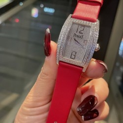 伯爵-piaget-G0A33091女士腕表，水桶形的表壳别具一格，独特的绢布表带搭配原版针扣，完美结合，尽显奢华时尚气质。原装瑞士机芯，316L精钢表壳，度18k白金和玫瑰金，尺寸27x38mm备受喜爱、值得拥有[机智][耶]实物超美