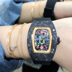 最新理查珐琅棉花糖理查德米勒 RichardMille 珐琅棉花糖 最新爆款 bon bon系列最稀有的作品！克服传统工艺打破模式！钟表最受尊敬的技术之一。不是所有人的嫁妆，棉花糖运动曲线和颜色，它们是诱人的。有了理查德米勒，实现了把棉花糖戴在你的手腕上！白色陶瓷加上黄粉绿搪瓷表盘，RM-07柔和的颜色创造了一个组合...甜蜜！糖果店的一次旅行，一个让人难以置信的艺术品。你会戴上它吗？