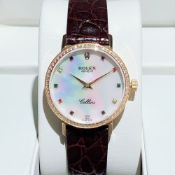 实拍 劳力士2020新品女性腕表 高级腕表ROLEX，一见倾心。劳力士切利尼女款奢华版惊艳上市，表面镶嵌12颗施洛华世奇彩钻，蕴意生命多姿多彩。表盘32尺寸，适配所有女神的手腕。手表搭载进口9015机芯，厚度仅为8毫米，足够薄，让您佩戴更舒适！