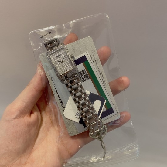 新品上市特惠,买表随机赠送意大利缤纷炫彩表带一条,数量有限送完为止。浪琴表黛绰维纳系列满天星镶钻石英女士腕表,意式生活邂后现代优雅,精致优雅知性,高端配置,字面奢华镶钻,搭配进口瑞士石英机芯,拱形双卜蓝宝石玻璃镜面,精钢表壳表带,表盘尺寸:20.8✖️32mm 新品上市特惠,买表随机赠送意大利缤纷炫彩表带一条,数量有限送完为止。浪琴表黛绰维纳系列满天星镶钻石英女士腕表,意式生活邂后现代优雅,精致优雅知性,高端配置,字面奢华镶钻,搭配进口瑞士石英机芯,拱形双卜蓝宝石玻璃镜面,精钢表壳表带,表盘尺寸:20.8✖️32mm