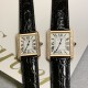 实拍【精品升级版】卡地亚超薄坦克Cartier Tank Solo系列,一款百搭 性价比又高的手表 采用瑞士石英机芯,圆珠形表冠,镶嵌一颗凸圆形合成尖晶石,镀银珠光表盘,罗马数字时标,剑形蓝钢指针,蓝宝石水晶镜面,可搭配进口鳄鱼纹牛皮表带,另有多种颜色荔枝纹原版皮为你打造个性化腕间配饰,直径:小号2431mm,中号2734mm。佩戴舒适柔软服帖,上手显得高贵又典雅,很气质很女人独家货源。「认准细节,欢迎质量对比」 实拍【精品升级版】卡地亚超薄坦克Cartier Tank Solo系列,一款百搭 性价比又高的手表 采用瑞士石英机芯,圆珠形表冠,镶嵌一颗凸圆形合成尖晶石,镀银珠光表盘,罗马数字时标,剑形蓝钢指针,蓝宝石水晶镜面,可搭配进口鳄鱼纹牛皮表带,另有多种颜色荔枝纹原版皮为你打造个性化腕间配饰,直径:小号2431mm,中号2734mm。佩戴舒适柔软服帖,上手显得高贵又典雅,很气质很女人独家货源。「认准细节,欢迎质量对比」