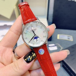 【赵丽颖同款】Longines浪琴 名匠系列女士腕表。全新浪琴名匠月相腕表系列。 诠释女性高贵典雅。精钢表壳直径：34毫米尺寸。官方一致6字位月相1-31日期显示功能。进口石英机芯。三码合一。采用进口头层牛皮、原装蝴蝶扣。珍珠母贝表盘在女表中是运用较多的元素，浪琴为其搭配了12颗钻石时标，将女性魅力发挥到极致。盘面6点钟位置的小表盘显示月相和日期，兼顾实用性和浪漫感，精巧别致。字表盘扫描打版，颜色、“麦粒”格纹深浅、内影字体大小粗细与正品完全一致。