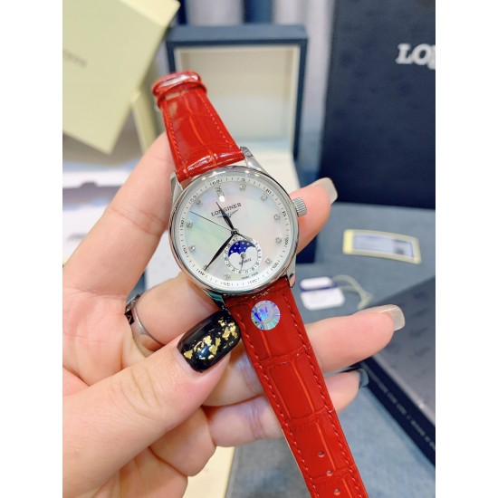 【赵丽颖同款】Longines浪琴 名匠系列女士腕表。全新浪琴名匠月相腕表系列。 诠释女性高贵典雅。精钢表壳直径:34毫米尺寸。官方一致6字位月相1-31日期显示功能。进口石英机芯。三码合一。采用进口头层牛皮、原装蝴蝶扣。珍珠母贝表盘在女表中是运用较多的元素,浪琴为其搭配了12颗钻石时标,将女性魅力发挥到极致。盘面6点钟位置的小表盘显示月相和日期,兼顾实用性和浪漫感,精巧别致。字表盘扫描打版,颜色、“麦粒”格纹深浅、内影字体大小粗细与正品完全一致。 【赵丽颖同款】Longines浪琴 名匠系列女士腕表。全新浪琴名匠月相腕表系列。 诠释女性高贵典雅。精钢表壳直径:34毫米尺寸。官方一致6字位月相1-31日期显示功能。进口石英机芯。三码合一。采用进口头层牛皮、原装蝴蝶扣。珍珠母贝表盘在女表中是运用较多的元素,浪琴为其搭配了12颗钻石时标,将女性魅力发挥到极致。盘面6点钟位置的小表盘显示月相和日期,兼顾实用性和浪漫感,精巧别致。字表盘扫描打版,颜色、“麦粒”格纹深浅、内影字体大小粗细与正品完全一致。