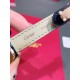 卡地亚-美国坦克-Cartier Tank Amricaine腕表,小号表款,三码合一。采用蓝宝水石晶镜面,瑞士石英机芯。原版开模,精钢表壳,八角形表冠,镶嵌一颗合成蓝色尖晶石,镀银表盘,剑形蓝钢指针,搭配原装光面折叠表扣,采用进口多色小牛皮。腕大表器优雅,深行受家青睐。表壳尺寸:34.80 x 19.00毫米。 卡地亚-美国坦克-Cartier Tank Amricaine腕表,小号表款,三码合一。采用蓝宝水石晶镜面,瑞士石英机芯。原版开模,精钢表壳,八角形表冠,镶嵌一颗合成蓝色尖晶石,镀银表盘,剑形蓝钢指针,搭配原装光面折叠表扣,采用进口多色小牛皮。腕大表器优雅,深行受家青睐。表壳尺寸:34.80 x 19.00毫米。