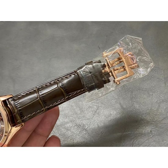 江诗丹顿 伍陆之型系列腕表【运动商务皆可盘，格调 品味两不失！腕表尺寸40mmX9.6mm1.原装在手，捕捉神韵，拆解开模，对位精髓！2.搭载定制版1326型机芯，引领一体机的时代！3.线条丰富的壳体通过一年半才完美破译，独家诠释江诗丹顿的高端打磨。4.微拱型蓝宝石水晶玻璃白璧无瑕，视而能清。尽显原装本色。【逼格满满 格调非常】1.表带采用最顶级的意大利胎牛皮，采用VC原厂手工缝制技艺。2.马耳他十字蝴蝶表扣。千锤百炼出深山 万众瞩目朝“西”来ZF最新钢王 欢迎各路表友鉴赏把玩！
