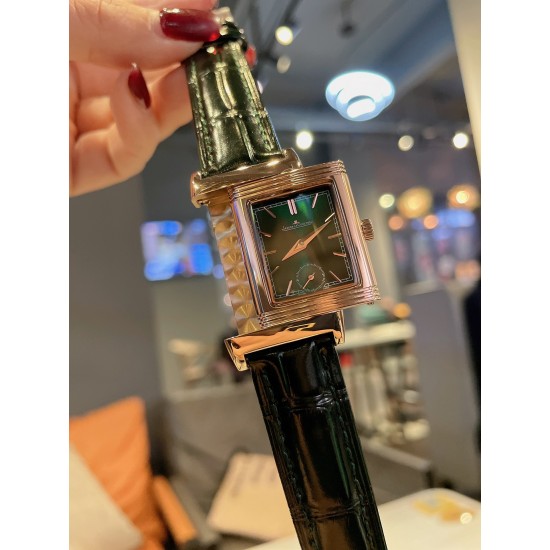 新款积家经典翻转系列高级女士腕表[飞吻][飞吻]精钢表壳，独特设计180度旋转翻盖，内置瑞士石英机芯，走时精准稳定！真皮表带，尺寸1比1[色][色]尺寸：23*34mm 厚度：13.5mm】