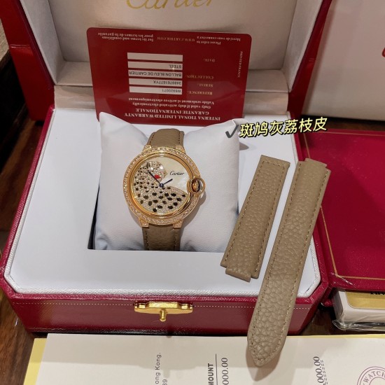 卡地亚蓝气球斑鸠灰荔枝纹皮 限量订制色系到货 灰色一直是时尚界的宠儿 热门色暖暖的浅色调 神仙颜色 好品味的象征!荔枝纹皮饱和度恰到好处,细腻的羊皮戴上手超级柔软舒适关键是超显高档 卡地亚蓝气球黄金豹子镶钻面 奢华贵气十足 实物超美 瑞士石英尺寸36mm 认准独家色系 力荐入手! 卡地亚蓝气球斑鸠灰荔枝纹皮 限量订制色系到货 灰色一直是时尚界的宠儿 热门色暖暖的浅色调 神仙颜色 好品味的象征!荔枝纹皮饱和度恰到好处,细腻的羊皮戴上手超级柔软舒适关键是超显高档 卡地亚蓝气球黄金豹子镶钻面 奢华贵气十足 实物超美 瑞士石英尺寸36mm 认准独家色系 力荐入手!