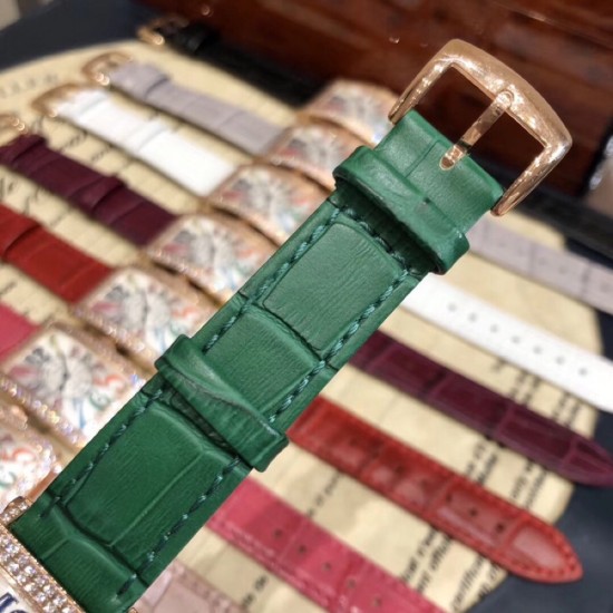 法兰克穆勒 Franck Muller 长岛系列腕表、深受时尚白领及众多明星追捧的顶级品牌,以经典的长方形线条设计呈现、精湛的制表工艺,默默绽放着美丽的光泽。表圈华丽钻石镶嵌,如同精美的王冠,让整款腕表浸润在梦幻清澈的光芒之中。表盘上独特的数字刻度打破常规,流淌着别致的韵律,令人印象深刻。尺寸26mm*45mm*8mm。 法兰克穆勒 Franck Muller 长岛系列腕表、深受时尚白领及众多明星追捧的顶级品牌,以经典的长方形线条设计呈现、精湛的制表工艺,默默绽放着美丽的光泽。表圈华丽钻石镶嵌,如同精美的王冠,让整款腕表浸润在梦幻清澈的光芒之中。表盘上独特的数字刻度打破常规,流淌着别致的韵律,令人印象深刻。尺寸26mm*45mm*8mm。