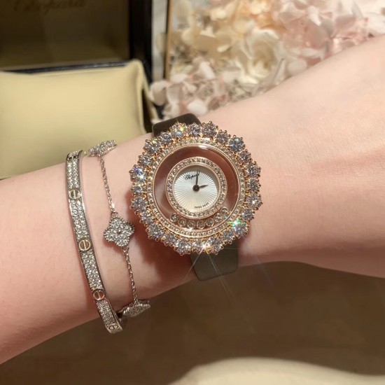 实拍 萧邦Happy Diamonds系列特别款 2019年官网力推款!枫叶美丽并寓意着坚毅精神!即代表永恒爱情送给恋人,也代表对美好的回忆,可送给一路陪伴的朋友,还代表一种岁月的轮回。1比1超前做工同步首发!表面配置三块蓝宝石防刮玻璃,瑞士朗达机芯,尺寸:外径34mm内径14mm。表带14✖️12。 实拍 萧邦Happy Diamonds系列特别款 2019年官网力推款!枫叶美丽并寓意着坚毅精神!即代表永恒爱情送给恋人,也代表对美好的回忆,可送给一路陪伴的朋友,还代表一种岁月的轮回。1比1超前做工同步首发!表面配置三块蓝宝石防刮玻璃,瑞士朗达机芯,尺寸:外径34mm内径14mm。表带14✖️12。