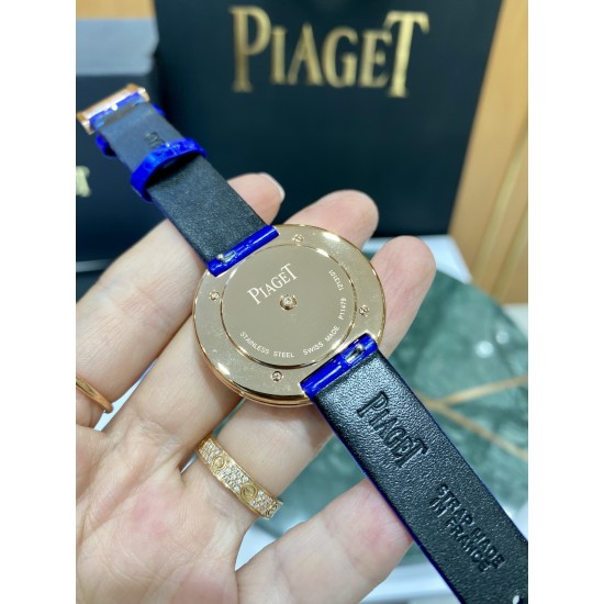 伯爵“时来运转”顶级奢侈品入门款四月季新配色 “青金石”表面可以看到星点状的黄铁矿,如同夜空中璀璨的群星第一眼看到它的时候我一眼就中,首先是外观设计足够百搭,旋转式表圈可自由转动,外层一圈可来回转动 很有寓意、一起“转动,遇见非凡”。百搭中号34尺寸!上手很秀气,宝蓝色鳄鱼皮可轻松拆卸 看上去就高端,机芯采用瑞士进口石英机芯,螺旋式表圈316L精钢打磨抛光 表面光亮如镜、表盘内圈钻石刻度 11颗⭕️圆形美钻、外圈42颗圆形美钻。 伯爵“时来运转”顶级奢侈品入门款四月季新配色 “青金石”表面可以看到星点状的黄铁矿,如同夜空中璀璨的群星第一眼看到它的时候我一眼就中,首先是外观设计足够百搭,旋转式表圈可自由转动,外层一圈可来回转动 很有寓意、一起“转动,遇见非凡”。百搭中号34尺寸!上手很秀气,宝蓝色鳄鱼皮可轻松拆卸 看上去就高端,机芯采用瑞士进口石英机芯,螺旋式表圈316L精钢打磨抛光 表面光亮如镜、表盘内圈钻石刻度 11颗⭕️圆形美钻、外圈42颗圆形美钻。