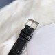 实拍 伯爵-PIAGET 女士腕表 瑞士石英机芯 316L精钢表壳 真牛皮表带 尺寸34*8mm 蓝宝石玻璃镜面 简约的设计,大胆而多彩的配色,以及旋转表圈是伯爵品牌 Possession腕表的特质所在。通过品牌制表师们天马星空的创意,将各个亮色的表带与贵金属、钻石、精钢材质相融,通过圆形盘面的演绎,令全新的 Possession腕表越发闪耀夺目,给人眼前一亮之感。 实拍 伯爵-PIAGET 女士腕表 瑞士石英机芯 316L精钢表壳 真牛皮表带 尺寸34*8mm 蓝宝石玻璃镜面 简约的设计,大胆而多彩的配色,以及旋转表圈是伯爵品牌 Possession腕表的特质所在。通过品牌制表师们天马星空的创意,将各个亮色的表带与贵金属、钻石、精钢材质相融,通过圆形盘面的演绎,令全新的 Possession腕表越发闪耀夺目,给人眼前一亮之感。