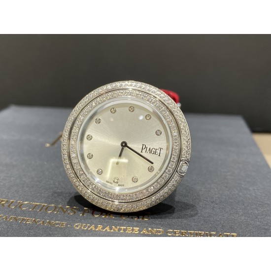 全网女生听我的!买它…❤️。 伯爵“时来运转”顶级奢侈品入门款第一眼看到它的时候我一眼就中,首先是外观设计足够百搭,旋转式表圈可自由转动,外层一圈可来回转动 很有寓意、一起“转动,遇见非凡”。百搭中号34尺寸!上手很秀气,彩色鳄鱼皮可轻松拆卸 看上去就高端,机芯采用瑞士进口石英机芯,螺旋式表圈316L精钢打磨抛光 表面光亮如镜、表盘内圈钻石刻度 11颗⭕️圆形美钻、外圈42颗圆形美钻 全网女生听我的!买它…❤️。 伯爵“时来运转”顶级奢侈品入门款第一眼看到它的时候我一眼就中,首先是外观设计足够百搭,旋转式表圈可自由转动,外层一圈可来回转动 很有寓意、一起“转动,遇见非凡”。百搭中号34尺寸!上手很秀气,彩色鳄鱼皮可轻松拆卸 看上去就高端,机芯采用瑞士进口石英机芯,螺旋式表圈316L精钢打磨抛光 表面光亮如镜、表盘内圈钻石刻度 11颗⭕️圆形美钻、外圈42颗圆形美钻