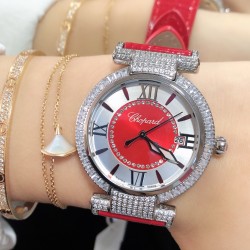 实拍 萧邦 CHOPARD IMPERIALE 系列腕表。独特风格带您走进一个新阶段并且成功塑造了崇尚自我表达和与众不同的生活化概念，316精钢材质，此表款全手工镶嵌施华洛世奇水晶钻，成为了美式奢侈生活风格的代表！进口石英机芯以及精细做工，佩戴贴手舒适，设计风格简约明朗。充满奢华璀璨的气息，光彩夺人、让你瞬间提升华丽的气质 ！