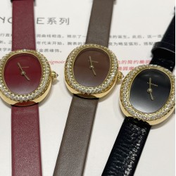 Baignoire de Cartier W:25mm L:32mmBaignoire de Cartier 卡地亚Baignoire1920#浴缸1920系列，进口瑞士石英机芯。316L精钢表壳表扣。整体5A莫桑石镶嵌，淬火钢蓝指针，拱形水晶镜面。表壳尺寸：宽度25mm长度32mm