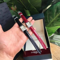 情人节送礼首选林志玲同款！浪琴表黛绰维纳鳄鱼皮系列！20.80 X 32.00mm 石英女士腕表！正品机芯L178石英机芯！拥有低电量提醒功能！石英机芯没电了秒针会四秒一跳！这个时候就需要换电池啦！浪琴排名皇后级别的当属黛绰维纳系列女表 以意大利语中的Dolce Vita为名 寓意甜美生活 寓意意式生活邂逅现代浪漫 通过几何线条与柔美曲线塑造出现代优雅与妩媚姿态 银色表盘的雕花、以及蓝钢指针等精致细节都烘托出佩戴者纯正的优雅与贵气