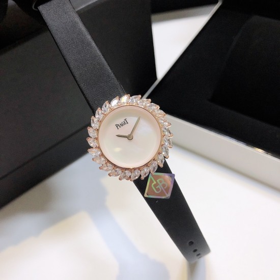 ❤️伯爵-PIAGET 全新高级珠宝系列,18K白金.玫瑰金,镶饰24颗马眼型切割美钻(约3.84克拉)是高级珠宝制作的一大挑战;钻石散发的耀眼光芒,皮带采用轻柔的缎面材质,与钻石造型形成优雅对比。原装尺寸31X7.8mm ❤️伯爵-PIAGET 全新高级珠宝系列,18K白金.玫瑰金,镶饰24颗马眼型切割美钻(约3.84克拉)是高级珠宝制作的一大挑战;钻石散发的耀眼光芒,皮带采用轻柔的缎面材质,与钻石造型形成优雅对比。原装尺寸31X7.8mm