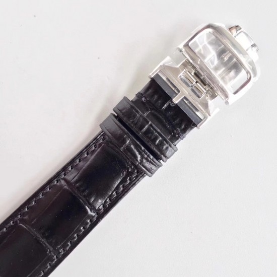 2019推出新款 Jaeger-leCoultre Master Ultra Thin Moon积家超薄月相大师系列42mm腕表,简洁的线条设计,赏心悦目的表盘。 显示令表盘尽显活力,6位24小时指针宛如一幕和谐美妙的腕上芭蕾。透过玻璃底盖,机芯运行一目了然。这款厚度仅5.8毫米的超薄机芯向世人证实,超凡的技艺和极尽复杂的功能可以在狭小的空间内完美展现 2019推出新款 Jaeger-leCoultre Master Ultra Thin Moon积家超薄月相大师系列42mm腕表,简洁的线条设计,赏心悦目的表盘。 显示令表盘尽显活力,6位24小时指针宛如一幕和谐美妙的腕上芭蕾。透过玻璃底盖,机芯运行一目了然。这款厚度仅5.8毫米的超薄机芯向世人证实,超凡的技艺和极尽复杂的功能可以在狭小的空间内完美展现