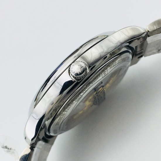 【LG Factory】新力作 浪琴Longines新款「Master Moonphase」月相日历腕表,采用ETA2824-2机芯,功能完美同步,防水深度30米,表耳线条温润流畅。表盘为大三针布局,最特别之处是表圈分钟刻度圈为立体倾斜的设计,提供出色的表盘层次感。6点的月相盘与日历功能融为一体。表盘共有3种款式:银白色麦粒纹搭配衬线体阿拉伯数字时标,黑色麦粒纹搭配罗马数字时标,蓝色日晖纹搭配棍状时标 ,直径40毫米,厚度10毫米,意大利进口小牛皮 原装蝴蝶扣 ⚠️请认准独家品质!LG品质 值得信赖! 【LG Factory】新力作 浪琴Longines新款「Master Moonphase」月相日历腕表,采用ETA2824-2机芯,功能完美同步,防水深度30米,表耳线条温润流畅。表盘为大三针布局,最特别之处是表圈分钟刻度圈为立体倾斜的设计,提供出色的表盘层次感。6点的月相盘与日历功能融为一体。表盘共有3种款式:银白色麦粒纹搭配衬线体阿拉伯数字时标,黑色麦粒纹搭配罗马数字时标,蓝色日晖纹搭配棍状时标 ,直径40毫米,厚度10毫米,意大利进口小牛皮 原装蝴蝶扣 ⚠️请认准独家品质!LG品质 值得信赖!