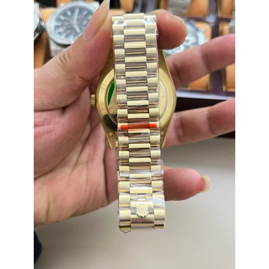 ROLEX 劳力士 冰糖星期日历型系列!独家实拍,玻璃通透,日历对版,针有中轴,牙圈立体。上手就可以玩,手感非常好。40mm直径,严选出品,出货实拍! ROLEX 劳力士 冰糖星期日历型系列!独家实拍,玻璃通透,日历对版,针有中轴,牙圈立体。上手就可以玩,手感非常好。40mm直径,严选出品,出货实拍!