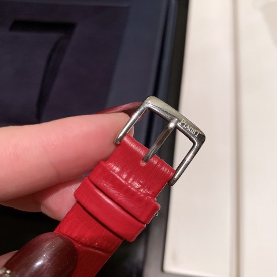 实拍 伯爵-PIAGET 女士腕表 瑞士石英机芯 316L精钢表壳 真牛皮表带 尺寸34*8mm 蓝宝石玻璃镜面 简约的设计,大胆而多彩的配色,以及旋转表圈是伯爵品牌 Possession腕表的特质所在。通过品牌制表师们天马星空的创意,将各个亮色的表带与贵金属、钻石、精钢材质相融,通过圆形盘面的演绎,令全新的 Possession腕表越发闪耀夺目,给人眼前一亮之感 实拍 伯爵-PIAGET 女士腕表 瑞士石英机芯 316L精钢表壳 真牛皮表带 尺寸34*8mm 蓝宝石玻璃镜面 简约的设计,大胆而多彩的配色,以及旋转表圈是伯爵品牌 Possession腕表的特质所在。通过品牌制表师们天马星空的创意,将各个亮色的表带与贵金属、钻石、精钢材质相融,通过圆形盘面的演绎,令全新的 Possession腕表越发闪耀夺目,给人眼前一亮之感