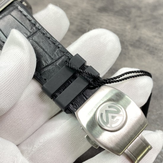 Franck Muller 法兰克穆勒 V45 自动机械腕表 。酒桶形精钢表壳搭配拱型蓝宝石镜面 ,拉丝纹表盘立体搪瓷刻度 ,日本西铁城9015自动机械机芯 ,黑色橡胶镶嵌牛皮表带 ,蝴蝶双按扣 。尺寸43.5mmX54.5mm。尽显休闲运动设计风格。tw厂出品,出货实拍 Franck Muller 法兰克穆勒 V45 自动机械腕表 。酒桶形精钢表壳搭配拱型蓝宝石镜面 ,拉丝纹表盘立体搪瓷刻度 ,日本西铁城9015自动机械机芯 ,黑色橡胶镶嵌牛皮表带 ,蝴蝶双按扣 。尺寸43.5mmX54.5mm。尽显休闲运动设计风格。tw厂出品,出货实拍