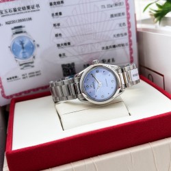 官网爆款来袭，挑战完美精致，《真钻真芯》欧米茄海马系列Aqua Terra女士腕表环镶璀璨美钻，诠释精致迷人风范。这款精钢腕表采用对称设计28毫米表径，非常秀气、精美绝伦！配备有光泽的母贝表盘，12枚钻石刻度贴镶于镀铑托槽之上。指针亦经过镀铑处理，表背于波纹背景之上浮雕欧米茄海马徽章图案。腕表搭配精钢表链，内部搭载欧米茄4061机芯，带GTC证书出货！