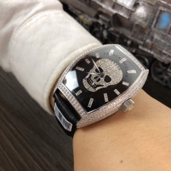 法兰克 穆勒Franck Muller 全新满天星系列⚓️搭载进口日本西铁城机械机芯⚙️意大利双面小牛皮原装针扣酒桶形拱桥状精钢表壳⚫️手工全镶嵌施华洛水晶钻 高贵霸气尺寸43*55mm高尚的艺术 精湛的工艺 一经发布 无不轰动