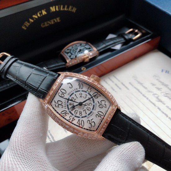 法兰克穆勒-Franck Muller 深受时尚男士及众多明星追捧的顶级腕表品牌,法兰克穆勒的标志性特征是其酒桶型表壳和夸张的弧度设计敖,采用手工镶砖手法制作,同时也拥有精湛的制表工艺,搭配全自动日本机械机芯,法兰克穆勒手表凝聚了无限心血、承载了无尽情感,是鉴赏家眼中出类拔萃敖、独一无二的完美杰作。尺寸55mmx42mmx13。FM-club™ 倾情推荐❗️ 法兰克穆勒-Franck Muller 深受时尚男士及众多明星追捧的顶级腕表品牌,法兰克穆勒的标志性特征是其酒桶型表壳和夸张的弧度设计敖,采用手工镶砖手法制作,同时也拥有精湛的制表工艺,搭配全自动日本机械机芯,法兰克穆勒手表凝聚了无限心血、承载了无尽情感,是鉴赏家眼中出类拔萃敖、独一无二的完美杰作。尺寸55mmx42mmx13。FM-club™ 倾情推荐❗️
