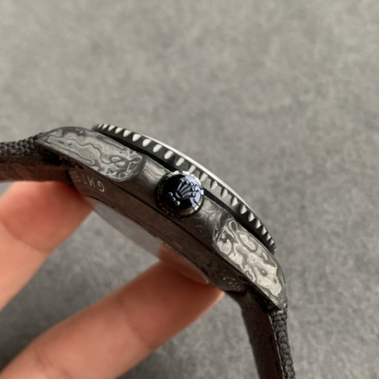 Diw新作勞力士超限量GMT-MASTER II Diw团队重新制作了碳纤维表壳,同时包含表圈、面盘等零件也全都是碳纤维材质,其中碳纤维表圈上数字刻度首次采用全新碳纤维植丁技术(非填油)塑造丰富视觉层次,质感细腻。透视底盖可清楚展示正反快速调日历的劳力士专属cal.3186机芯。搭配柔软魔术贴表带和一体碳纤维表扣。首批量产提供4种颜色表盘可选,5种不同颜色风格表带。 Diw新作勞力士超限量GMT-MASTER II Diw团队重新制作了碳纤维表壳,同时包含表圈、面盘等零件也全都是碳纤维材质,其中碳纤维表圈上数字刻度首次采用全新碳纤维植丁技术(非填油)塑造丰富视觉层次,质感细腻。透视底盖可清楚展示正反快速调日历的劳力士专属cal.3186机芯。搭配柔软魔术贴表带和一体碳纤维表扣。首批量产提供4种颜色表盘可选,5种不同颜色风格表带。