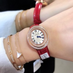 实拍 Cartier HYPNOSE系列腕表卡地亚椭圆双环交叠，演绎卡地亚柔美细腻的标志性风格。腕表灵动深邃，玫瑰金表壳镶嵌明亮式切割圆钻，太阳纹放射效果的表盘与剑形蓝钢指针，搭配鳄鱼皮带   典雅又唯美，再随机配送一条牛皮 30*26mm小号表款，搭配瑞士石英机芯，非常适合女性佩戴。