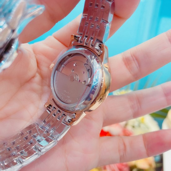 专柜同步发售欧米茄(OMEGA) 【精湛品质-女神专属】-女士精品腕表 碟飞典雅系列 原版复刻1:1,表款堪称是系列中最迷人的表款之一,尽显优雅气质与低调奢华,顶端表壳以316精钢打造,搭载日本进口西铁城机械 零返修 来自进口316钢表带 历经多道工序,防汗水,耐腐蚀 表盘-蓝宝石高清镜面 壳身整体超强立体感 精雕细琢,卓绝技艺 品质保证 尺寸:32mm厚11mm 时尚百搭,精致华贵呈现自然魅力 专柜同步发售欧米茄(OMEGA) 【精湛品质-女神专属】-女士精品腕表 碟飞典雅系列 原版复刻1:1,表款堪称是系列中最迷人的表款之一,尽显优雅气质与低调奢华,顶端表壳以316精钢打造,搭载日本进口西铁城机械 零返修 来自进口316钢表带 历经多道工序,防汗水,耐腐蚀 表盘-蓝宝石高清镜面 壳身整体超强立体感 精雕细琢,卓绝技艺 品质保证 尺寸:32mm厚11mm 时尚百搭,精致华贵呈现自然魅力