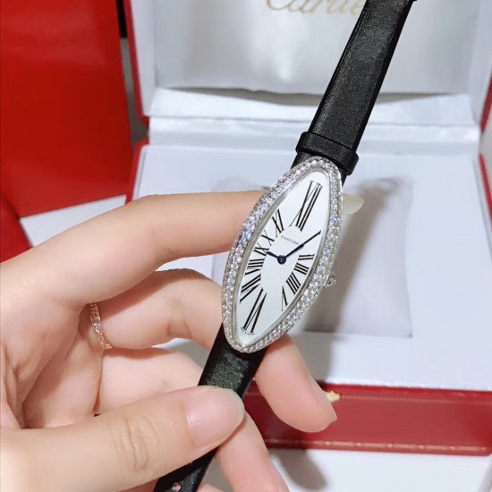 卡地亚-Cartier ❥橄榄形女士腕表❥瑞士石英机芯❥镀膜玻璃镜面❥表壳尺寸22x48mm 厚度约7mm❥有皮带和娟带可选!❥独特的橄榄形表壳镶嵌皓石, 含蓄优雅,代表了卡地亚风格之精髓:简约设计与时尚风范完美融合。 卡地亚-Cartier ❥橄榄形女士腕表❥瑞士石英机芯❥镀膜玻璃镜面❥表壳尺寸22x48mm 厚度约7mm❥有皮带和娟带可选!❥独特的橄榄形表壳镶嵌皓石, 含蓄优雅,代表了卡地亚风格之精髓:简约设计与时尚风范完美融合。
