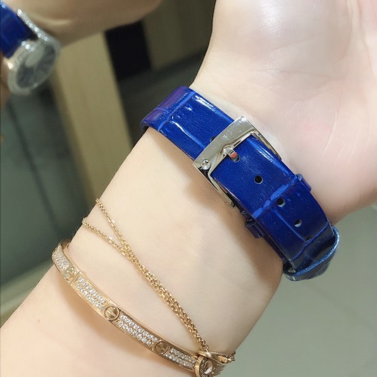 实拍 新推出海蓝色 对版专柜原色 认准我们家HBBV7商标[微笑]又要火爆 爆款咯…… 很正哦！伯爵 全新Piaget Lime light系列腕表，以其独特的造型，引领着时尚界的风潮，更是邀请到国际巨星巩俐倾情代言，必将成为伯爵品牌全新的识别69式印，瑞士石英32mm 白金电镀 认准独家实拍细节品质！