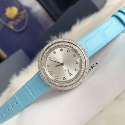 实拍 伯爵-PIAGET 女士腕表 瑞士石英机芯 316L精钢表壳 真牛皮表带 尺寸34*8mm 蓝宝石玻璃镜面 简约的设计,大胆而多彩的配色,以及旋转表圈是伯爵品牌 Possession腕表的特质所在。通过品牌制表师们天马星空的创意,将各个亮色的表带与贵金属、钻石、精钢材质相融,通过圆形盘面的演绎,令全新的 Possession腕表越发闪耀夺目,给人眼前一亮之感。
