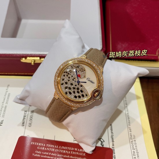 卡地亚蓝气球斑鸠灰荔枝纹皮 限量订制色系到货 灰色一直是时尚界的宠儿 热门色暖暖的浅色调 神仙颜色 好品味的象征!荔枝纹皮饱和度恰到好处,细腻的羊皮戴上手超级柔软舒适关键是超显高档 卡地亚蓝气球黄金豹子镶钻面 奢华贵气十足 实物超美 瑞士石英尺寸36mm 认准独家色系 力荐入手! 卡地亚蓝气球斑鸠灰荔枝纹皮 限量订制色系到货 灰色一直是时尚界的宠儿 热门色暖暖的浅色调 神仙颜色 好品味的象征!荔枝纹皮饱和度恰到好处,细腻的羊皮戴上手超级柔软舒适关键是超显高档 卡地亚蓝气球黄金豹子镶钻面 奢华贵气十足 实物超美 瑞士石英尺寸36mm 认准独家色系 力荐入手!